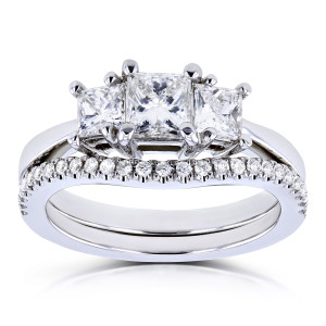 The Yaffie Princess Bridal Set in White Gold with 1 1/8ct Total Diamond Weight and 3 Beautiful Stones.