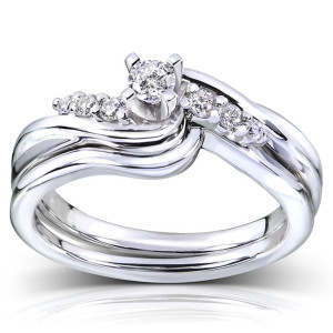 Elegantly designed, the Yaffie White Gold Bridal Ring Set with 1/5ct TDW Diamonds is a timeless beauty.