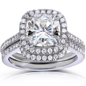 Brides-to-be will love the Yaffie White Gold Bridal Ring Set, featuring a stunning cushion-cut Moissanite centerpiece and luminous diamond halo. With a total weight of 2 1/2 carats, this set will add that extra bit of sparkle to any wedding day ensemble.