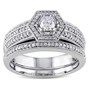 Yaffie Vintage Hexagon Bridal Ring Set shines in white gold and features a dazzling 1/2ct TDW Diamond set in a magnificent halo design.