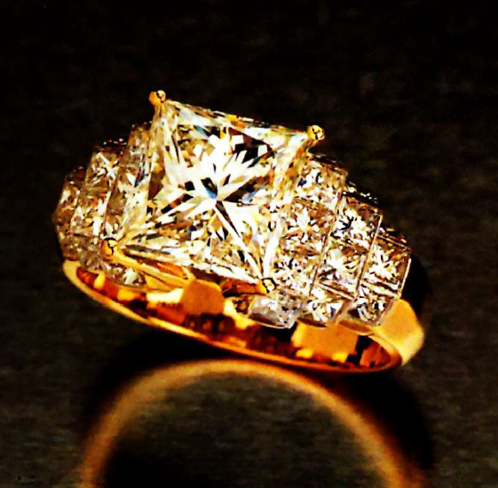 The Quadrillions in this 18K gold ring give it a very brilliant look.